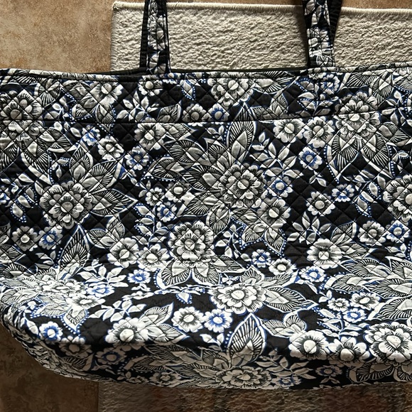 Vera Bradley Large bag with straps - Picture 2 of 5